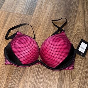 Frederick’s of Hollywood 32D new with tags nwt bra heart Throb fishnet